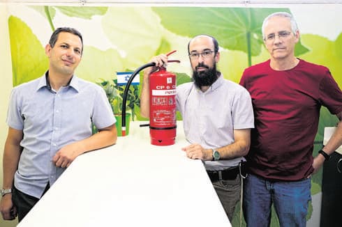 כהן ושותפיו. "השיטה היא לייצר קו אש כדי למנוע את התפשטות הדליקה". צילום: יואב דודקביץ'