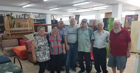 החברים מהחנות. כל מה שאדם זקוק לו בעלות מינימאלית | צילום אביגיל קדם החברים מהחנות. כל מה שאדם זקוק לו בעלות מינימאלית | צילום אביגיל קדם