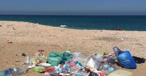 אשפה בחוף גן רווה | צילום שי אלבלינג