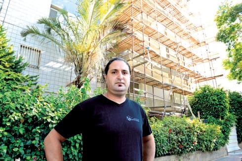 ספיר בזירת התאונה. "זה הפך לשגרה ולכן אף אחד כבר לא מתרגש מזה" | צילום: קובי קואנקס