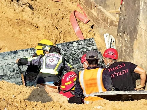 תאונת עבודה ברחוב נורדאו, בת ים, השבוע | צילום: דוברות מד"א