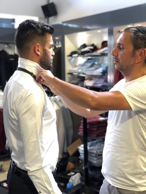 חנן ממן מדגמן חליפת "נועם שמגר". צילום פרטי