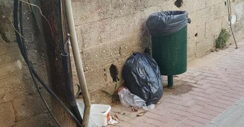 מרכז העיר רחובות. הזבל לא בפח | צילום אביגיל קדם