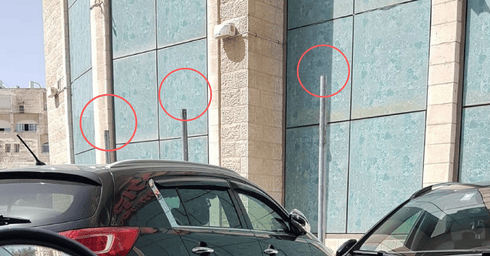 השלטים שהוסרו הבוקר. צילום: מאיר דבוש