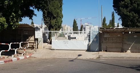 השער הישן בבית העלמין גני אסתר. הסדר חנייה חדש | צילום: עיריית ראשל"צ