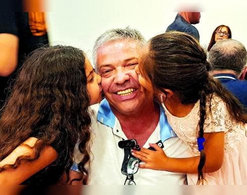 אבי ואנונו עם  הנכדות | צילום רפרודוקציה: אלעד גרשגורן