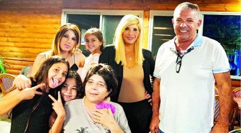 אבי ואנונו ומשפחתו | צילום רפרודוקציה: אלעד גרשגורן