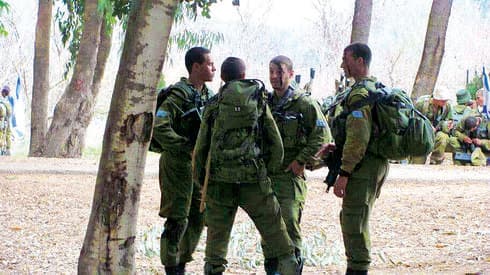 "חלקם לא איתנו כיום, אבל הם היו אגדות". טולדנו מימין, גולדין בגבו למצלמה | צילום פרטי