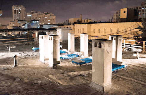ביקור חולים. מיטות וארובות. צילום: יובל חי ביקור חולים. מיטות וארובות. צילום: יובל חי