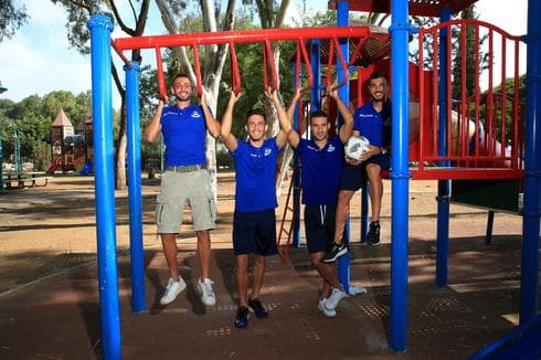 (מימין) דרור, הרמתי, מושל ומליקה מתרגלים יציבות הכרחית. צילום: ריאן