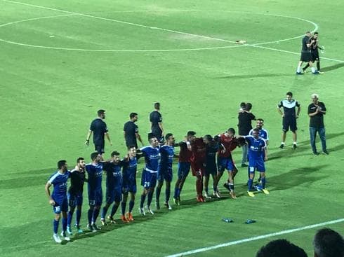 שחקני הפועל פ"ת חוגגים ניצחון ראשון בכחול
