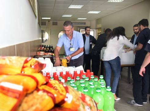 עובדי ביטחון סורוקה מכינים חבילות לחג. צילום: דינה פרנקל, דוברות סורוקה