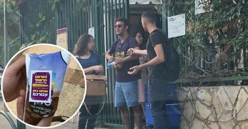 פעיל מחלק שוקו בכניסה לאחד מבתי הספר (בצד: השוקו הממותג) | צילום: פרטי