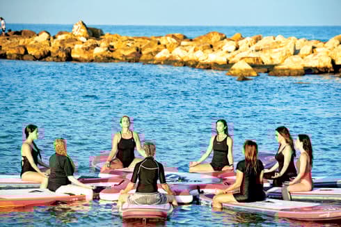 "הנשימה מחוברת לגלים". קרן אורוסה והמתאמנות | צילום: קובי קואנקס