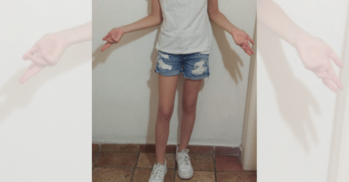 בגדיה של הנערה ביום הראשון ללימודים | צילום: אלון באב"ד