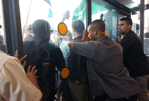 הגמלאים על דלתות המשרד. צילום: ענבר טויזר, ynet