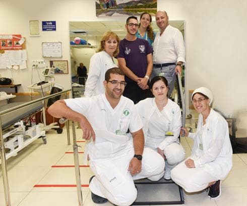 בר ועקנין יחד עם ד"ר יולי טרגר וצוות מחלקת השיקום. צילום: רחל דוד, סורוקה