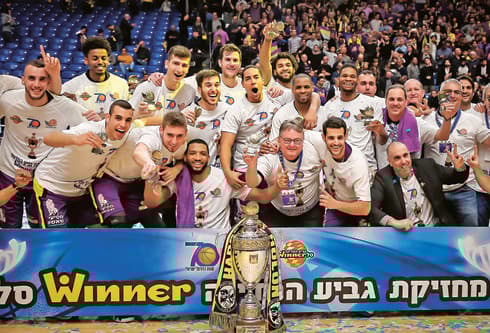 היסטוריה. חולוניה והגביע | צילום: עוז מועלם 
