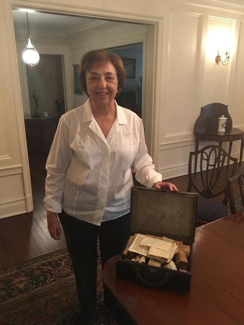 "אחרי שהמזוודה יצאה לארץ התפוצץ בבית צינור שהיה הורס את הקמעות". ד"ר אלינור קו | צילום פרטי "אחרי שהמזוודה יצאה לארץ התפוצץ בבית צינור שהיה הורס את הקמעות". ד"ר אלינור קו | צילום פרטי