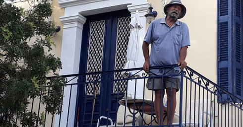 מאוד בודד. קוסטיס על רקע ביתו, צילום: אלבום משפחתי