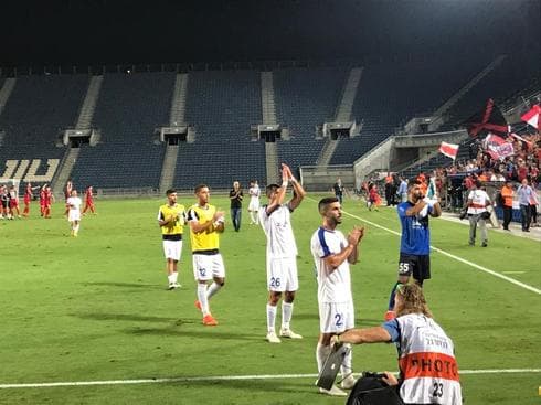 שחקני הקבוצה מודים לקהל בסיום המשחק שחקני הקבוצה מודים לקהל בסיום המשחק