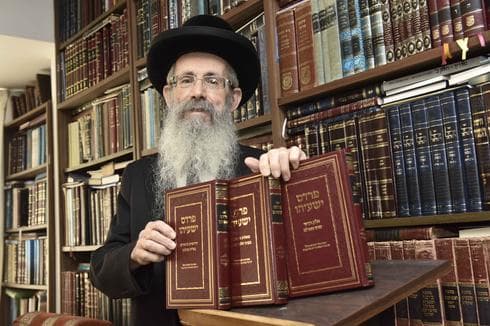 הרב ישעיהו הרצל. "ספר השאלות והתשובות מתאים לכל אחד" | צילום: שרון צור הרב ישעיהו הרצל. "ספר השאלות והתשובות מתאים לכל אחד" | צילום: שרון צור