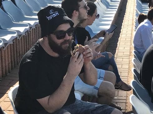 אוהדי הפועל הגיעו רעבים לאשקלון. במקום נקודות, האוהד אביעד פדר הסתפק בהמבורגר אוהדי הפועל הגיעו רעבים לאשקלון. במקום נקודות, האוהד אביעד פדר הסתפק בהמבורגר