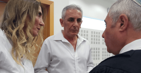 ראש העירייה לשעבר, יהודה בן חמו, מגיע לדיון הבוקר | צילום: חן זמיר