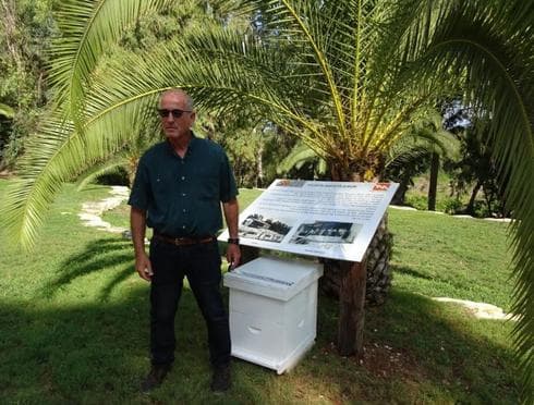 השלט החדש וזאב מידן, מנכ"ל מועצת הדבש | צילום: משה פאר