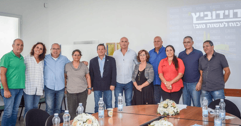צריכים הסכמה מהציבור. ישראלי (במרכז, לבוש ז'קט) ומשמאלו דוידוביץ', צילום: דוברות מטה אשר