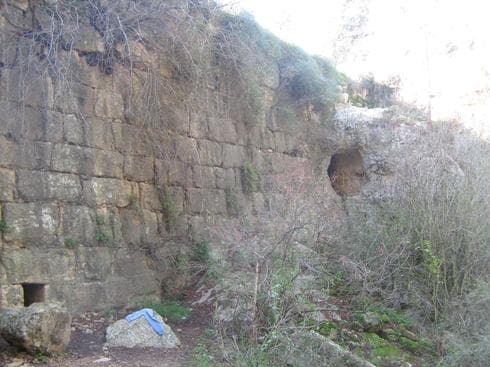 "הכותל הקטן", עין חינדק. צילום: ori, ויקיפדיה