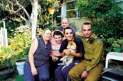משפחת בן חמו. "אם אוותר אפילו על דבר קטן, זה כאילו ויתרתי על הילדים שלי" | צילום: ריאן