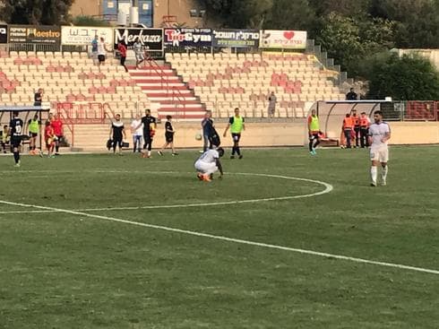 עם הראש באדמה. סימון פאמבו בסיום המשחק עם הראש באדמה. סימון פאמבו בסיום המשחק