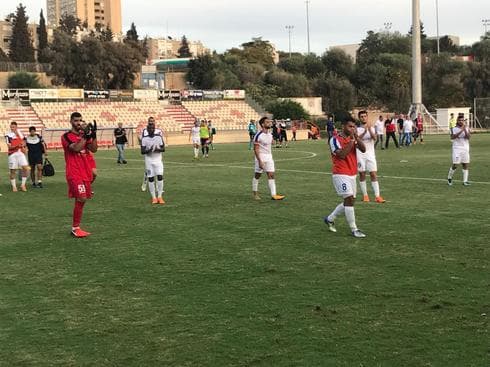 שחקני הקבוצה מודים לקהל בסיום המשחק שחקני הקבוצה מודים לקהל בסיום המשחק
