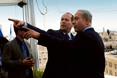 ברקת ונתניהו. רגל פה, רגל שם. צילום: אלכס קולומויסקי