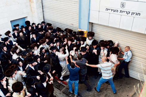 ההפגנה בגלל פתיחת חניון ספרא. צילום: אלכס קולומויסקי