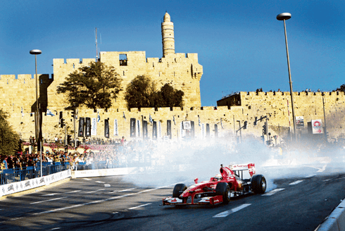 הפורמולה על רקע החומות. צילום: אלכס קולומויסקי