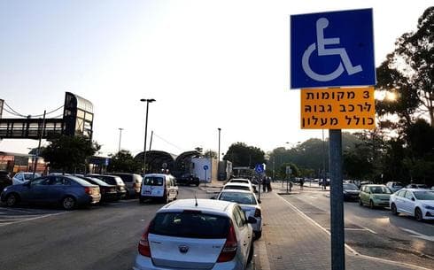 התמרור בתחנה | צילום: דניאל קרלין