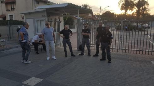 שעת בוקר מוקדמת. הפקחים ומנהל אגף התנועה בשער 'קציר'| צילום: דוברות עיריית רחובות 
