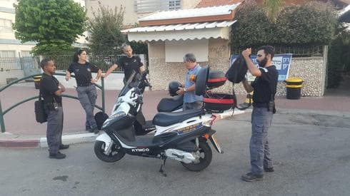 תיכון 'קציר'. הפקחים בפעולה | צילום: דוברות עיריית רחובות