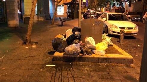 זבל במרכז העיר. צילום: לירן תמרי
