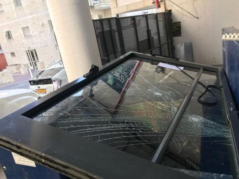 הדלת שהוצאה ממקומה. צילום: לירן תמרי הדלת שהוצאה ממקומה. צילום: לירן תמרי