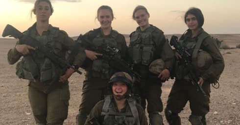 רחמנוב (שנייה מימין, למעלה) עם החברות לגדוד | צילום: דו"צ