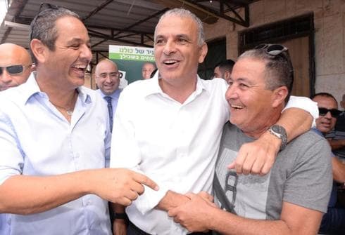 השר משה כחלון עם ניר בן חיים בסיור בחירות בחדרה | צילום: שירות מיינט