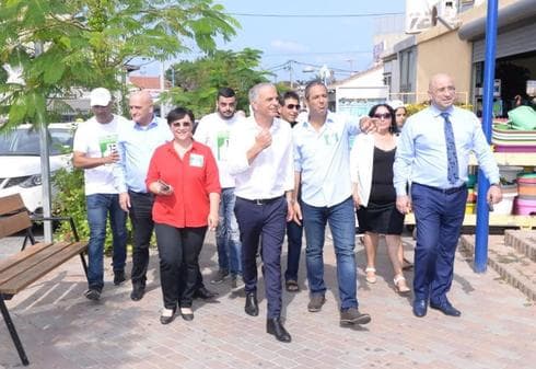 השר משה כחלון עם ניר בן חיים בסיור בחירות בחדרה | צילום: שירות מיינט