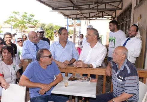 השר משה כחלון עם ניר בן חיים בסיור בחירות בחדרה | צילום: שירות מיינט