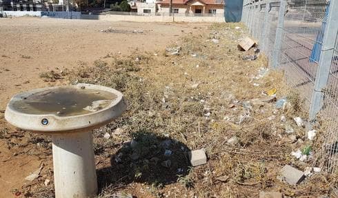 הכניסה למגרש הכדורסל בחדרה הצעירה | צילום: איתמר רותם