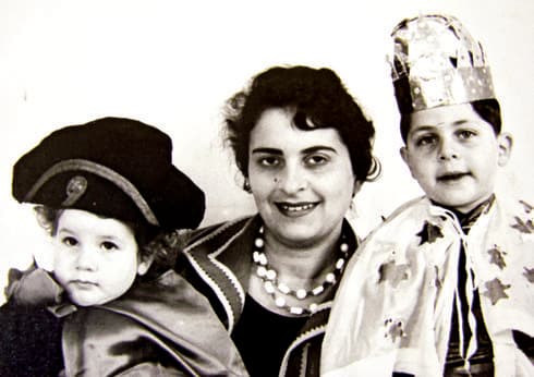 מריבה והתפייסות. עם אמו ואחותו בילדותם | צילום מהאלבום המשפחתי מריבה והתפייסות. עם אמו ואחותו בילדותם | צילום מהאלבום המשפחתי