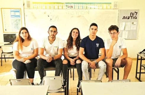 דן רומונובסקי (מימין), אדם שמידט, נעה נאבט, אורי זעירי ומאיה כהן | צילום: אלעד גרשגורן