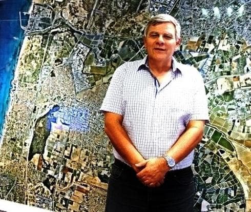 צביקה גנדלמן על רקע מפת חדרה